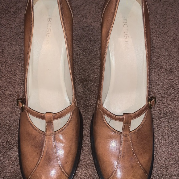 BCND Round Toe Antique Leather Finish Pump - Picture 4 of 8